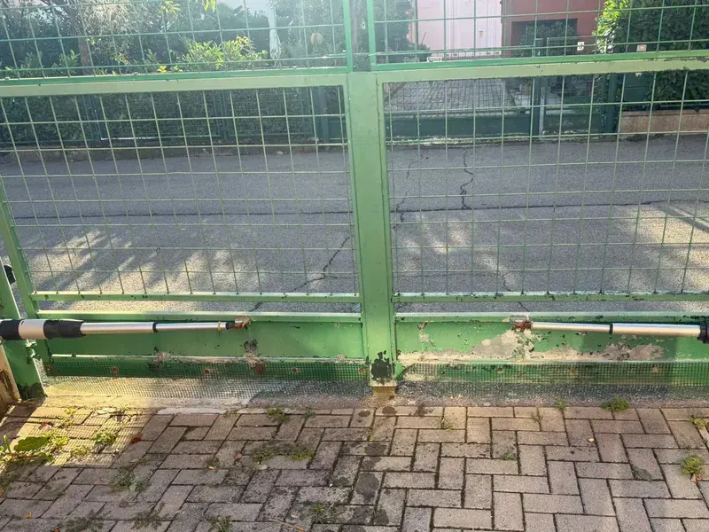Cancello a battente a doppia anta con due attuatori